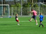 Laatste training S.K.N.W.K. JO10-1 van seizoen 2022-2023 (partijtje tegen de ouders) (23/165)